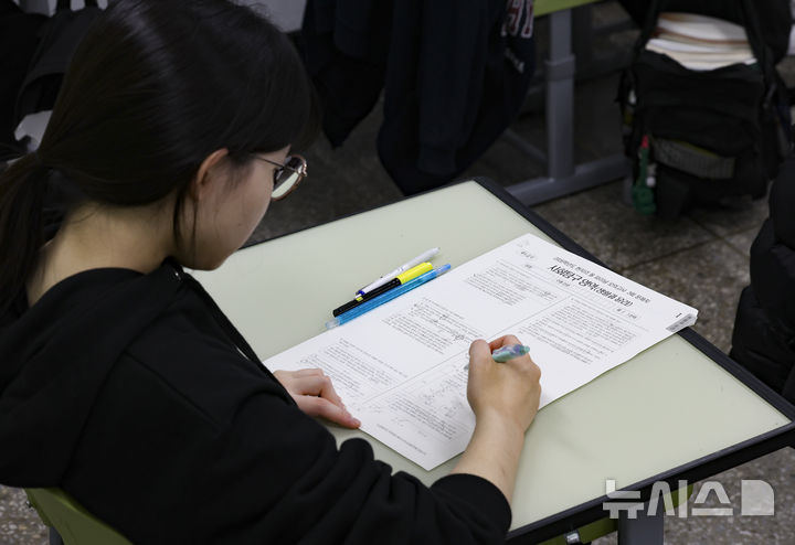 [서울=뉴시스] 김근수 기자 = 2026학년도 대학수학능력시험을 일주일 앞둔 6일 서울 광진구 광남고등학교 3학년 교실에서 수험생들이 공부를 하고 있다. 2025.11.06. ks@newsis.com
