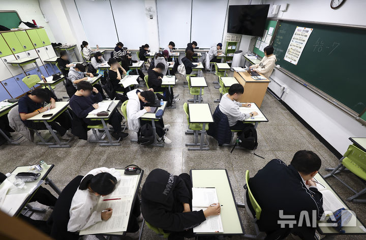 [서울=뉴시스] 김근수 기자 = 2026학년도 대학수학능력시험을 일주일 앞둔 6일 서울 광진구 광남고등학교 3학년 교실에서 수험생들이 공부를 하고 있다. 사진은 기사 내용과 관련 없음. 2025.11.06. ks@newsis.com