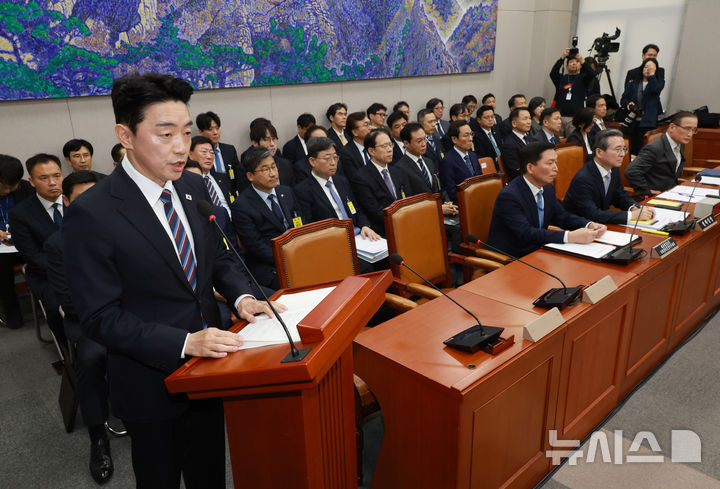 [서울=뉴시스] 고승민 기자 = 강훈식 대통령 비서실장이 6일 서울 여의도 국회에서 열린 운영위원회의 대통령비서실 등 국정감사에서 업무보고를 하고 있다. 2025.11.06. kkssmm99@newsis.com