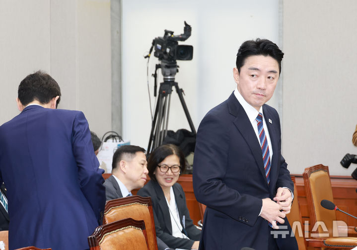 [서울=뉴시스] 고승민 기자 = 강훈식 대통령 비서실장이 6일 서울 여의도 국회에서 열린 운영위원회의 대통령비서실 등 국정감사에 출석하고 있다. 2025.11.06. kkssmm99@newsis.com