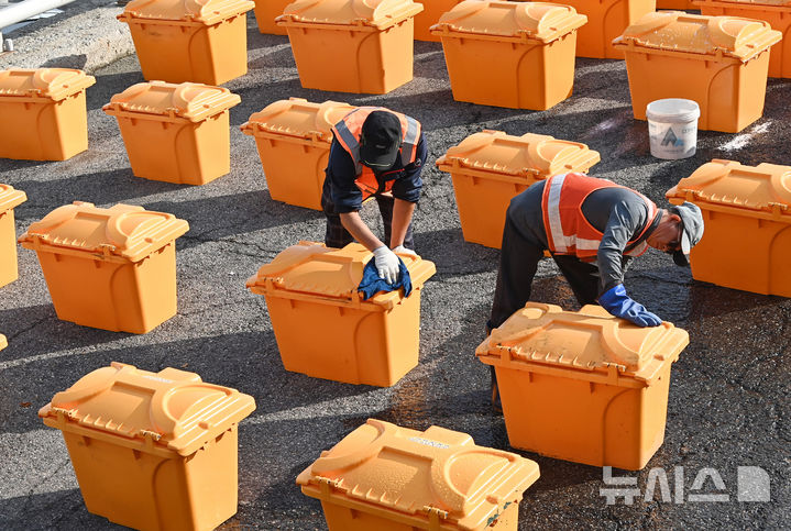 [수원=뉴시스] 김종택 기자 = 절기상 입동을 하루 앞둔 6일 경기 수원시 장안구청 안전건설과 자재창고에서 관계자들이 제설함을 세척하며 겨울 준비를 하고 있다. 2025.11.06. jtk@newsis.com