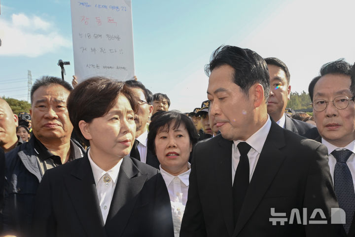 [광주=뉴시스] 이영주 기자 = 장동혁(오른쪽) 국민의힘 당대표와 양향자 최고위원이 6일 오후 광주 북구 운정동 국립5·18민주묘지에서 광주시민들에 의해 참배가 가로막히자 난처해하며 서로를 바라보고 있다. 2025.11.06. leeyj2578@newsis.com