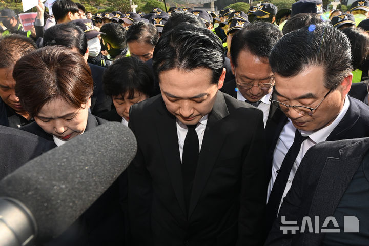 [광주=뉴시스] 이영주 기자 = 국민의힘 장동혁(가운데) 당대표와 양향자(왼쪽) 최고위원이 6일 오후 광주 북구 운정동 국립5·18민주묘지에서 광주시민들에 의해 참배가 가로막히자 제단 옆에서 10초간 묵념하며 참배를 대신하고 있다. 2025.11.06. leeyj2578@newsis.com