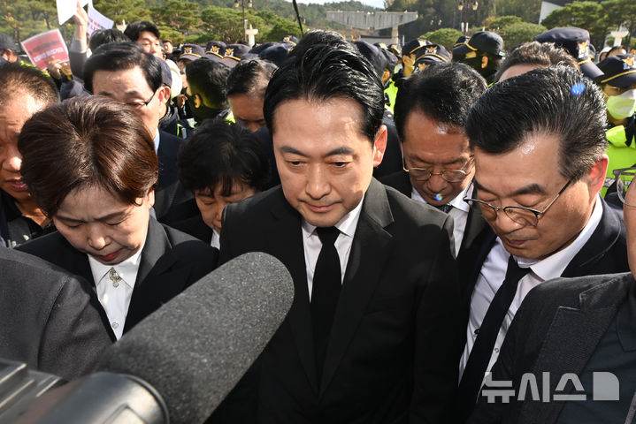 [광주=뉴시스] 이영주 기자 = 장동혁(가운데) 국민의힘 당대표와 양향자(왼쪽) 최고위원이 6일 오후 광주 북구 운정동 국립5·18민주묘지에서 광주시민들에 의해 참배가 가로막히자 제단 옆에서 5초간 묵념하며 참배를 대신하고 있다. 2025.11.06. leeyj2578@newsis.com