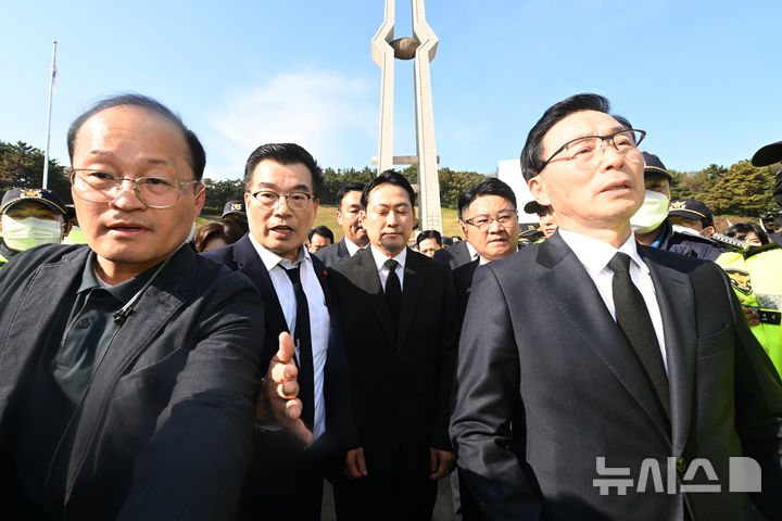 [광주=뉴시스] 이영주 기자 = 장동혁(가운데) 국민의힘 당대표가 6일 오후 광주 북구 운정동 국립5·18민주묘지에서 광주시민들에 의해 참배가 가로막히자 묵념 약식 참배를 마친 뒤 돌아서 나오고 있다. 2025.11.06. leeyj2578@newsis.com