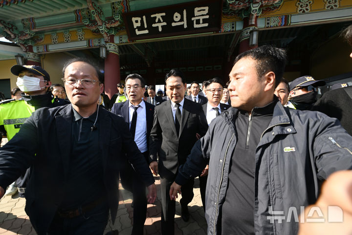 [광주=뉴시스] 이영주 기자 = 장동혁(가운데) 국민의힘 당대표가 6일 오후 광주 북구 운정동 국립5·18민주묘지에서 광주시민들에 의해 참배가 가로막히자 묵념 약식 참배를 마친 뒤 돌아서 나오고 있다. 2025.11.06. leeyj2578@newsis.com