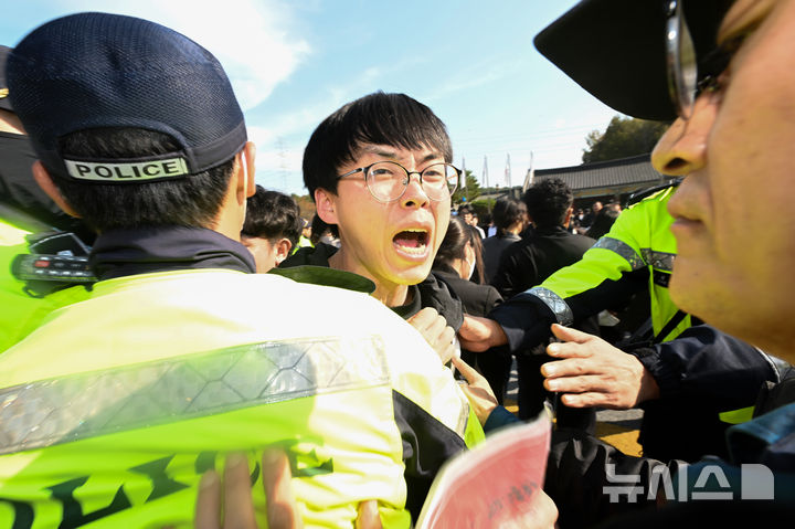 [광주=뉴시스] 이영주 기자 = 장동혁 국민의힘 당대표가 광주를 방문한 6일 오후 광주 북구 운정동 국립5·18민주묘지에서 광주시민들이 장 대표의 참배를 온몸으로 막고 있다. 2025.11.06. leeyj2578@newsis.com