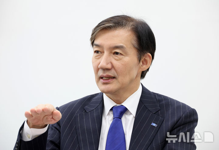 [서울=뉴시스] 김금보 기자 = 조국 조국혁신당 당대표 후보가 지난 6일 오후 서울 여의도 국회에서 뉴시스와 인터뷰를 하고 있다. 2025.11.09. kgb@newsis.com