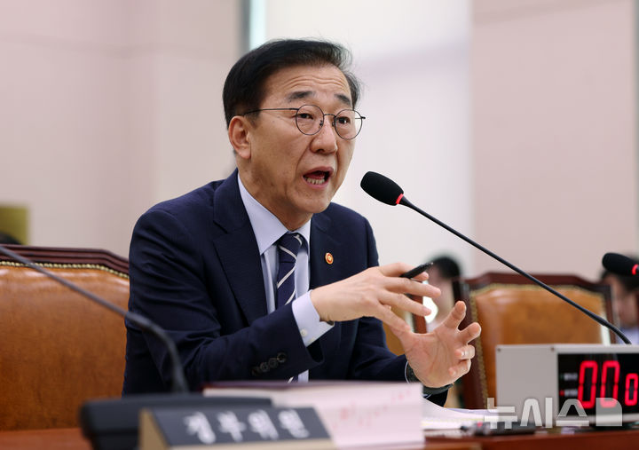 [서울=뉴시스] 김명년 기자 = 김윤덕 국토교통부 장관이 6일 서울 여의도 국회 법제사법위원회 전체회의에서 의원 질의에 답변하고 있다. 2025.11.06. kmn@newsis.com