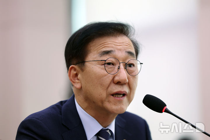 [서울=뉴시스] 김명년 기자 = 김윤덕 국토교통부 장관이 6일 서울 여의도 국회 법제사법위원회 전체회의에서 의원 질의에 답변하고 있다. 2025.11.06. kmn@newsis.com