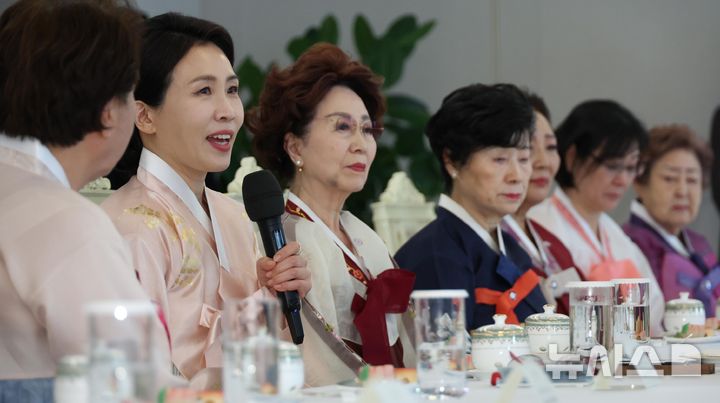 [서울=뉴시스] 고범준 기자 = 김혜경 여사가 6일 서울 용산 대통령실 청사에서 열린 재일본대한민국부인회 차담회에서 발언하고 있다. (대통령실통신사진기자단) 2025.11.06. bjko@newsis.com