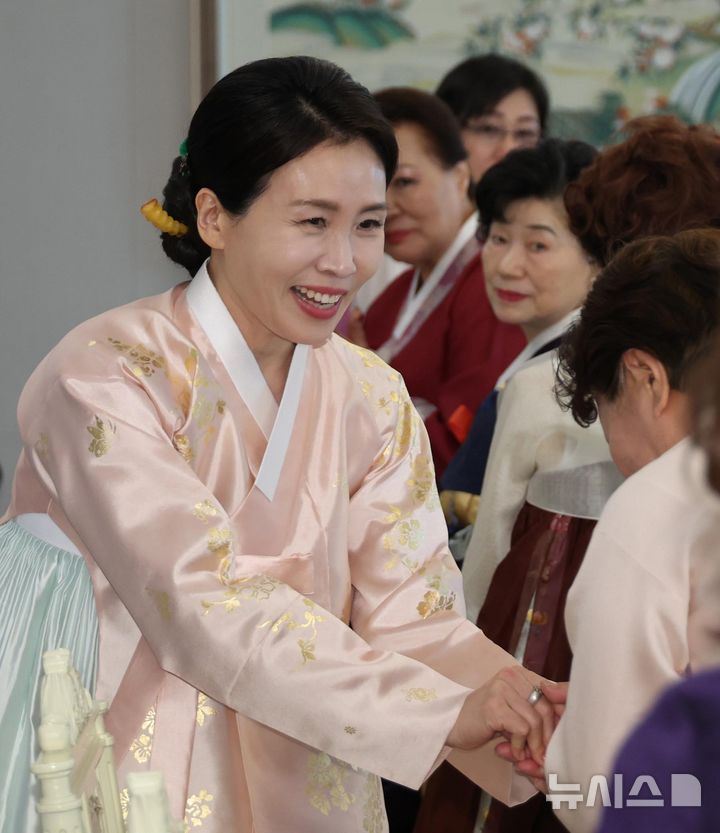 [서울=뉴시스] 고범준 기자 = 김혜경 여사가 6일 서울 용산 대통령실 청사에서 열린 재일본대한민국부인회 차담회에서 참석자들과 인사하고 있다. (대통령실통신사진기자단) 2025.11.06. bjko@newsis.com