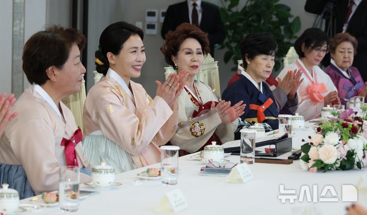 [서울=뉴시스] 고범준 기자 = 김혜경 여사가 6일 서울 용산 대통령실 청사에서 열린 재일본대한민국부인회 차담회에서 박수를 치고 있다. (대통령실통신사진기자단) 2025.11.06. bjko@newsis.com