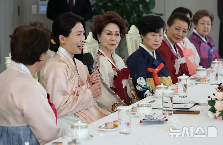 [서울=뉴시스] 고범준 기자 = 김혜경 여사가 6일 서울 용산 대통령실 청사에서 열린 재일본대한민국부인회 차담회에서 발언하고 있다. (대통령실통신사진기자단) 2025.11.06. bjko@newsis.com