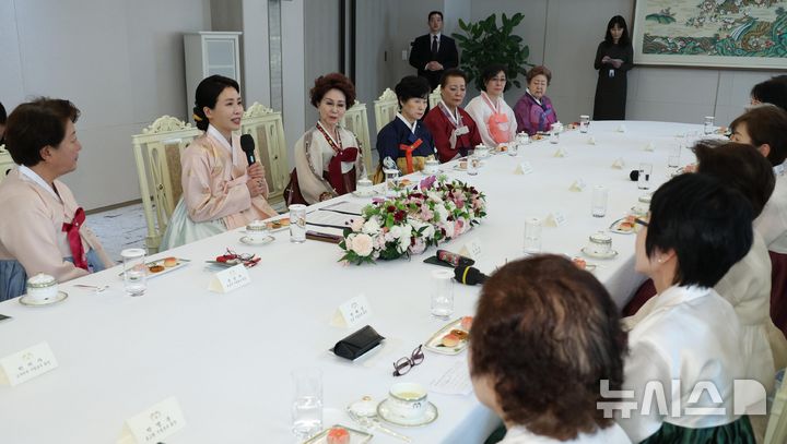 [서울=뉴시스] 고범준 기자 = 김혜경 여사가 6일 서울 용산 대통령실 청사에서 열린 재일본대한민국부인회 차담회에서 발언하고 있다. (대통령실통신사진기자단) 2025.11.06. bjko@newsis.com