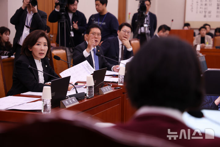 [서울=뉴시스] 김명년 기자 = 나경원 의원 등 국민의힘 의원들이 6일 서울 여의도 국회 법제사법위원회 전체회의에서 추미애 위원장에게 의사진행발언을 요청하고 있다. 2025.11.06. kmn@newsis.com