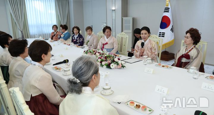 [서울=뉴시스] 고범준 기자 = 김혜경 여사가 6일 서울 용산 대통령실 청사에서 열린 재일본대한민국부인회 차담회에서 발언하고 있다. (대통령실통신사진기자단) 2025.11.06. bjko@newsis.com
