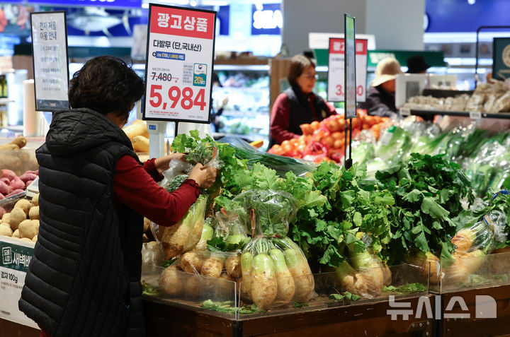 [서울=뉴시스] 황준선 기자 = 6일 서울 이마트 용산점을 찾은 고객들이 다발무를 살펴보고 있다. 이마트는 본격적인 김장철을 앞둔 이날부터 12일까지 일주일간 2025년 김장대전을 개최해 배추 1망(3입)과 다발무 1단(5~6입)을 각각 정상가 7480원에서 신세계포인트 적립 시 20% 할인된 5984원에 판매한다. 2025.11.06. hwang@newsis.com