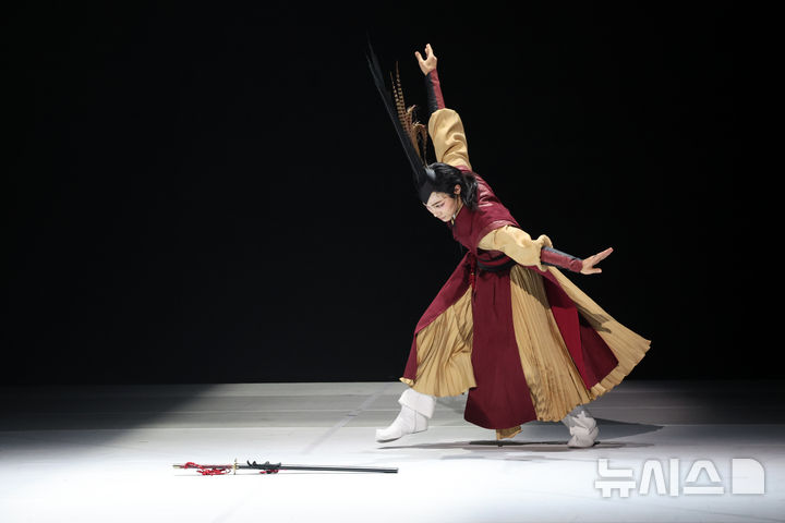 [서울=뉴시스] 박진희 기자 = 서울시무용단 신작 '미메시스' 출연 무용수들이 6일 서울 종로구 세종문화회관에서 장검무를 선보이고 있다. 미메시스는 고대 그리스 철학자 아리스토텔레스의 미학 개념에서 착안한 작품이다. 2025.11.06. pak7130@newsis.com