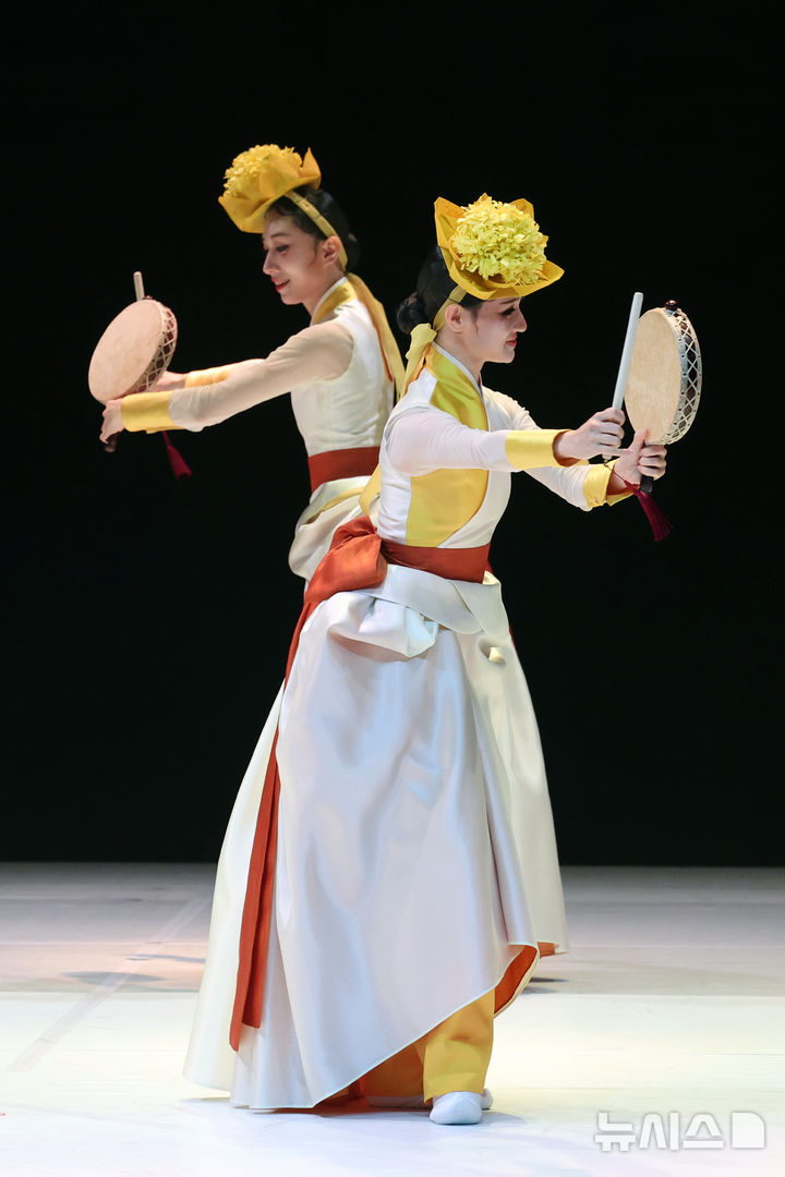 [서울=뉴시스] 박진희 기자 = 서울시무용단 신작 '미메시스' 출연 무용수들이 6일 서울 종로구 세종문화회관에서 소고춤을 선보이고 있다. 미메시스는 고대 그리스 철학자 아리스토텔레스의 미학 개념에서 착안한 작품이다. 2025.11.06. pak7130@newsis.com