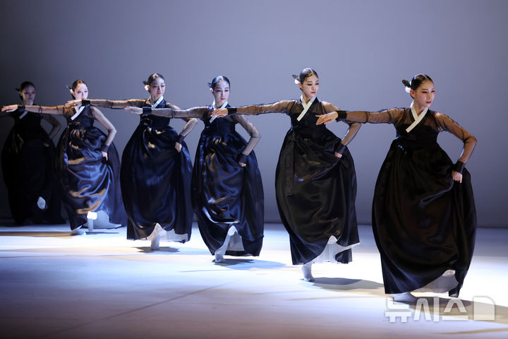 [서울=뉴시스] 박진희 기자 = 서울시무용단 신작 '미메시스' 출연 무용수들이 6일 서울 종로구 세종문화회관에서 살풀이춤을 선보이고 있다. 미메시스는 고대 그리스 철학자 아리스토텔레스의 미학 개념에서 착안한 작품이다. 2025.11.06. pak7130@newsis.com