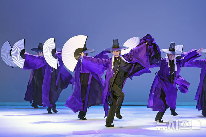 [서울=뉴시스] 박진희 기자 = 서울시무용단 신작 '미메시스' 출연 무용수들이 6일 서울 종로구 세종문화회관에서 한량무를 선보이고 있다. 미메시스는 고대 그리스 철학자 아리스토텔레스의 미학 개념에서 착안한 작품이다. 2025.11.06. pak7130@newsis.com