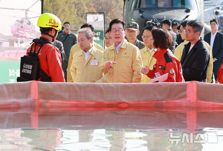 [원주=뉴시스] 고범준 기자 = 이재명 대통령이 6일 강원도 원주시 산림항공본부에서 열린 산불진화 관·군 합동훈련 점검에서 산불진화장비를 시찰하고 있다. 2025.11.06. bjko@newsis.com