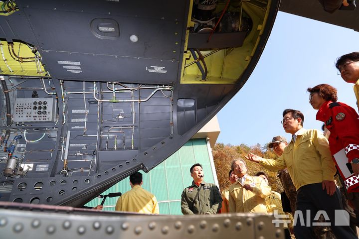 [원주=뉴시스] 고범준 기자 = 이재명 대통령이 6일 강원도 원주시 산림항공본부에서 열린 산불진화 관·군 합동훈련 점검에서 CH-47 시누크에 대한 설명을 듣고 있다. 2025.11.06. bjko@newsis.com