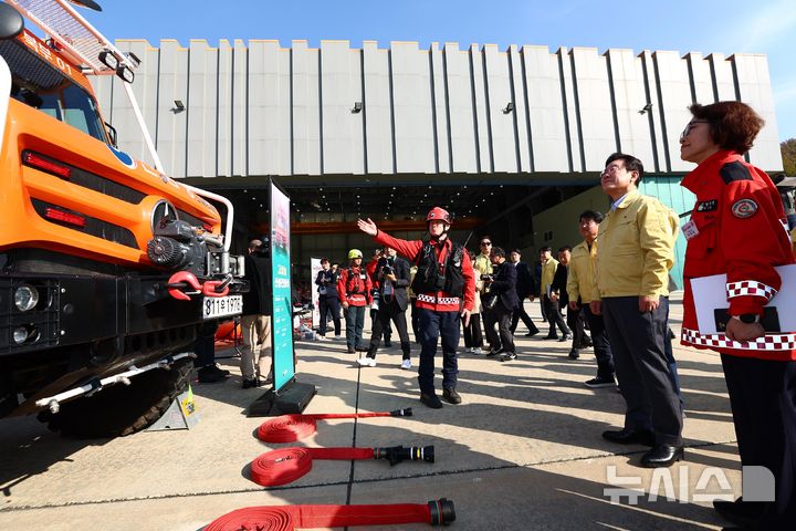 [원주=뉴시스] 고범준 기자 = 이재명 대통령이 6일 강원도 원주시 산림항공본부에서 열린 산불진화 관·군 합동훈련 점검에서 고성능 산불진화차에 대한 설명을 듣고 있다. 2025.11.06. bjko@newsis.com