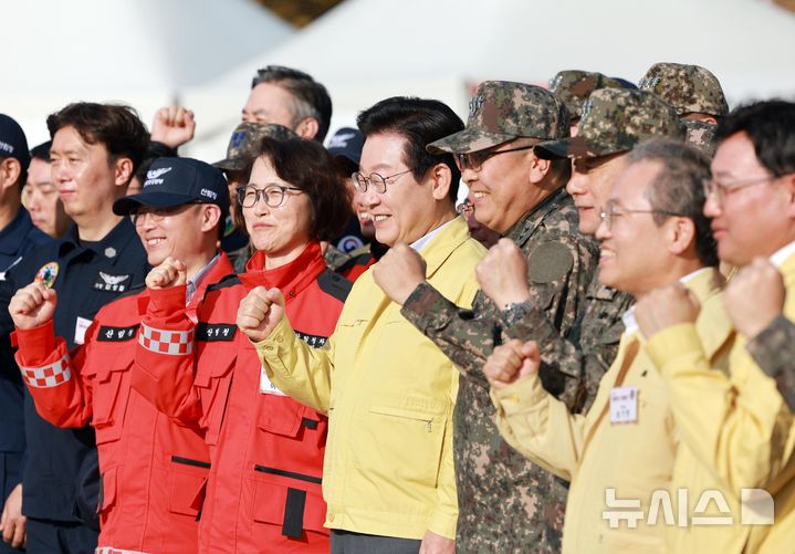 [원주=뉴시스] 고범준 기자 = 이재명 대통령이 6일 강원도 원주시 산림항공본부에서 열린 산불진화 관·군 합동훈련 참관 후 기념촬영 하고 있다. 2025.11.06. bjko@newsis.com