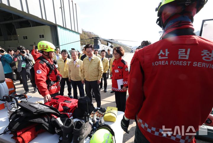 [원주=뉴시스] 고범준 기자 = 이재명 대통령이 6일 강원도 원주시 산림항공본부에서 열린 산불진화 관·군 합동훈련 점검에서 산불진화장비를 시찰하고 있다. 2025.11.06. bjko@newsis.com