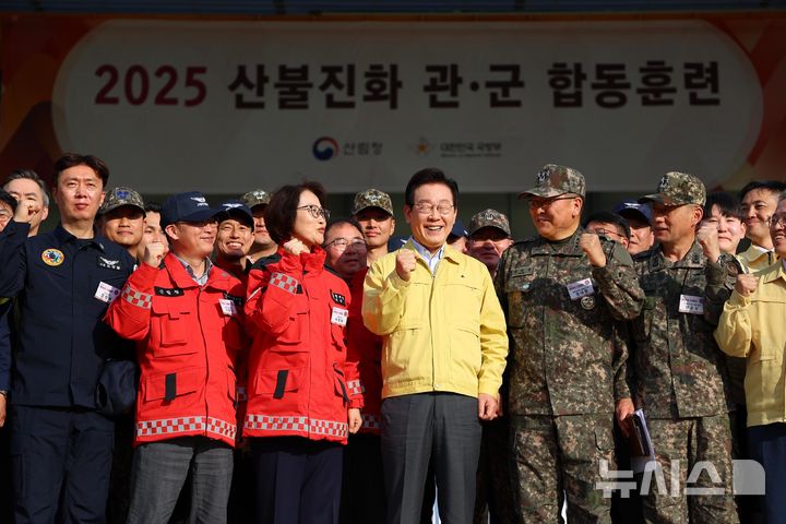 [원주=뉴시스] 고범준 기자 = 이재명 대통령이 6일 강원도 원주시 산림항공본부에서 열린 산불진화 관·군 합동훈련을 참관한 뒤 기념촬영 하고 있다. 2025.11.06. bjko@newsis.com