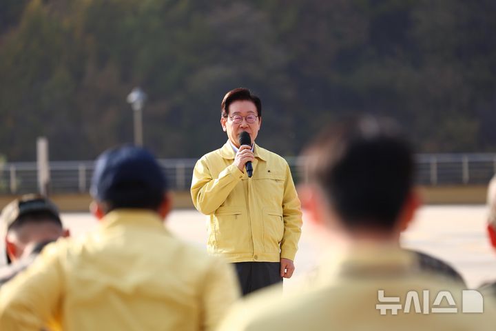 [원주=뉴시스] 고범준 기자 = 이재명 대통령이 6일 강원도 원주시 산림항공본부에서 열린 산불진화 관·군 합동훈련을 참관한 뒤 발언하고 있다. 2025.11.06. bjko@newsis.com