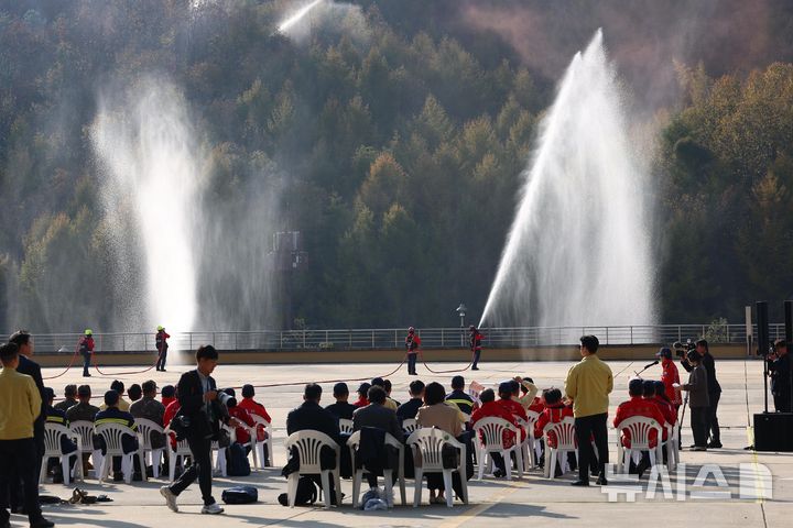 [원주=뉴시스] 고범준 기자 = 이재명 대통령이 6일 강원도 원주시 산림항공본부에서 열린 산불진화 관·군 합동훈련을 참관하고 있다. 2025.11.06. bjko@newsis.com