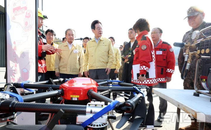 [원주=뉴시스] 고범준 기자 = 이재명 대통령이 6일 강원도 원주시 산림항공본부에서 열린 산불진화 관·군 합동훈련 점검에서 산불진화장비를 시찰하고 있다. 2025.11.06. bjko@newsis.com