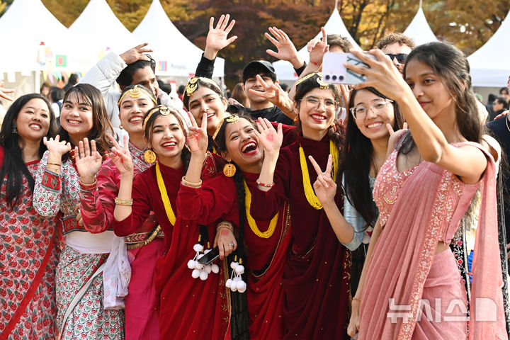 [수원=뉴시스] 김종택 기자 = 6일 경기 수원시 아주대학교에서 열린 ‘아주 인터내셔널 데이’에서 외국인 유학생들이 전통의상을 입고 기념촬영을 하고 있다.아주 인터내셔널 데이는 외국인 유학생들이 각 나라의 춤과 노래, 놀이, 음식 등 전통문화를 소개하고 다른 나라의 문화를 직접 체험하는 행사다. 2025.11.06. jtk@newsis.com