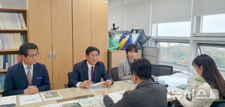 [곡성=뉴시스] 조상래 곡성군구 행정안전부 방문해 특별교부세 지원 건의. (사진=곡성군청 제공). photo@newsis.com *재판매 및 DB 금지