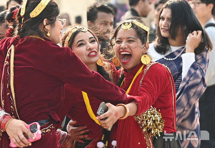 [수원=뉴시스] 김종택 기자 = 6일 경기 수원시 아주대학교에서 열린 ‘아주 인터내셔널 데이’에서 외국인 유학생들이 전통의상을 입고 기념촬영을 하고 있다.아주 인터내셔널 데이는 외국인 유학생들이 각 나라의 춤과 노래, 놀이, 음식 등 전통문화를 소개하고 다른 나라의 문화를 직접 체험하는 행사다. 2025.11.06. jtk@newsis.com