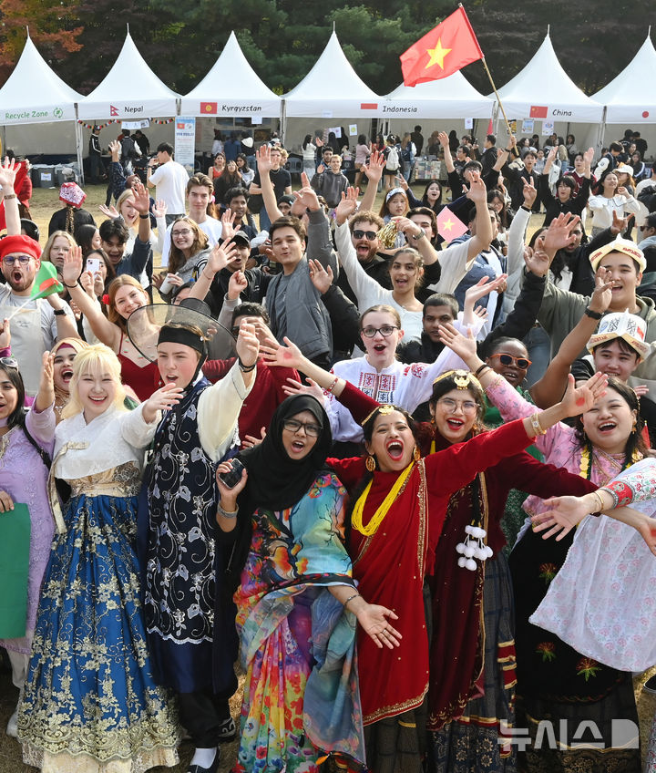 [수원=뉴시스] 김종택 기자 = 6일 경기 수원시 아주대학교에서 열린 ‘아주 인터내셔널 데이’에서 외국인 유학생들이 전통의상을 입고 기념촬영을 하고 있다.아주 인터내셔널 데이는 외국인 유학생들이 각 나라의 춤과 노래, 놀이, 음식 등 전통문화를 소개하고 다른 나라의 문화를 직접 체험하는 행사다. 2025.11.06. jtk@newsis.com