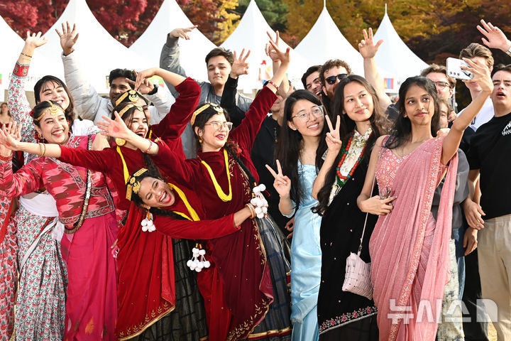 [수원=뉴시스] 김종택 기자 = 6일 경기 수원시 아주대학교에서 열린 ‘아주 인터내셔널 데이’에서 외국인 유학생들이 전통의상을 입고 기념촬영을 하고 있다.아주 인터내셔널 데이는 외국인 유학생들이 각 나라의 춤과 노래, 놀이, 음식 등 전통문화를 소개하고 다른 나라의 문화를 직접 체험하는 행사다. 2025.11.06. jtk@newsis.com