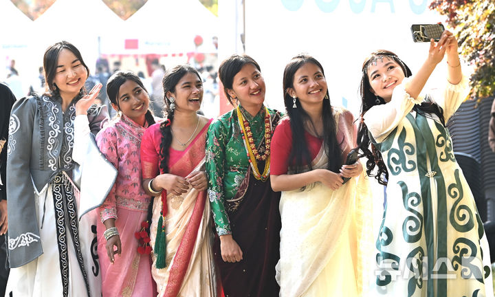 [수원=뉴시스] 김종택 기자 = 6일 경기 수원시 아주대학교에서 열린 ‘아주 인터내셔널 데이’에서 외국인 유학생들이 전통의상을 입고 기념촬영을 하고 있다.아주 인터내셔널 데이는 외국인 유학생들이 각 나라의 춤과 노래, 놀이, 음식 등 전통문화를 소개하고 다른 나라의 문화를 직접 체험하는 행사다. 2025.11.06. jtk@newsis.com