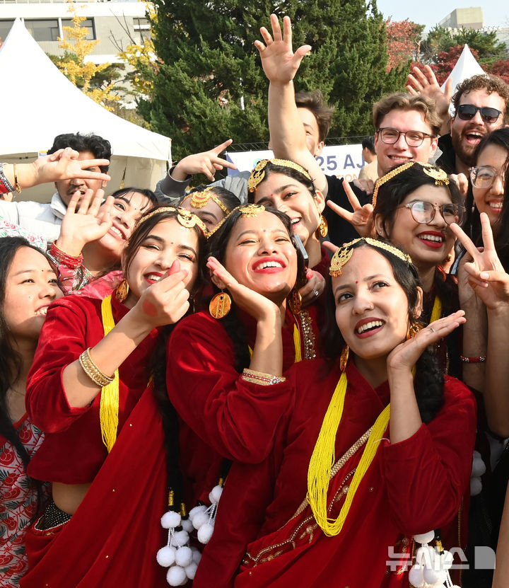 [수원=뉴시스] 김종택 기자 = 6일 경기 수원시 아주대학교에서 열린 ‘아주 인터내셔널 데이’에서 외국인 유학생들이 전통의상을 입고 기념촬영을 하고 있다.아주 인터내셔널 데이는 외국인 유학생들이 각 나라의 춤과 노래, 놀이, 음식 등 전통문화를 소개하고 다른 나라의 문화를 직접 체험하는 행사다. 2025.11.06. jtk@newsis.com