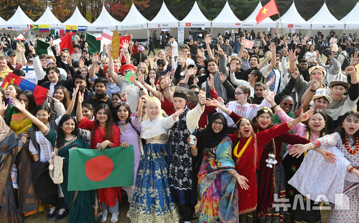 [수원=뉴시스] 김종택 기자 = 6일 경기 수원시 아주대학교에서 열린 ‘아주 인터내셔널 데이’에서 외국인 유학생들이 전통의상을 입고 기념촬영을 하고 있다.아주 인터내셔널 데이는 외국인 유학생들이 각 나라의 춤과 노래, 놀이, 음식 등 전통문화를 소개하고 다른 나라의 문화를 직접 체험하는 행사다. 2025.11.06. jtk@newsis.com