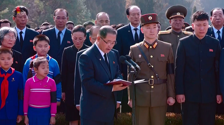 [서울=뉴시스] 김영남 전 북한 최고인민회의 상임위원장의 영결식이 지난 5일 평양 신미리애국렬사릉에서 거행됐다고 북한 조선중앙TV가 7일 보도했다. 영결식에는 김정은 북한 국무위원장이 참석했으며, 박태성 내각총리가 애도사를 했다. (사진=조선중앙TV 캡처) 2025.11.06. photo@newsis.com *재판매 및 DB 금지