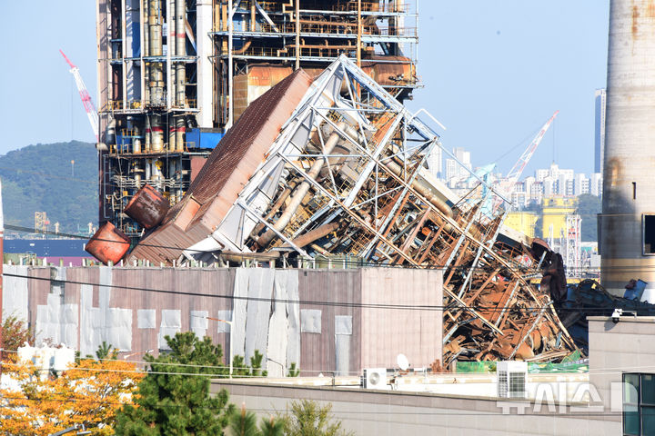 [울산=뉴시스] 배병수 기자 = 6일 오후 울산 남구 용잠동 한국동서발전 울산화력발전소에서 대형 구조물이 무너져 작업자 7명이 매몰되어 있다.2025.11.06.bbs@newsis.com.