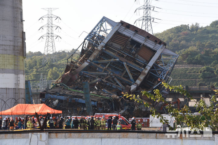 [울산=뉴시스] 배병수 기자 = 6일 오후 울산 남구 용잠동 한국동서발전 울산화력발전소에서 대형 구조물이 무너져 작업자 7명이 매몰되어 있다.2025.11.06.bbs@newsis.com.