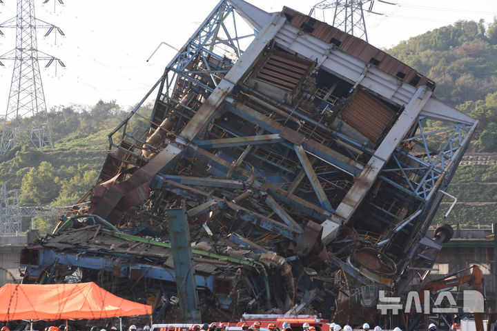 [울산=뉴시스] 배병수 기자 = 6일 오후 울산 남구 용잠동 한국동서발전 울산화력발전소에서 대형 구조물이 무너져 작업자 7명이 매몰되어 있다.2025.11.06.bbs@newsis.com.
