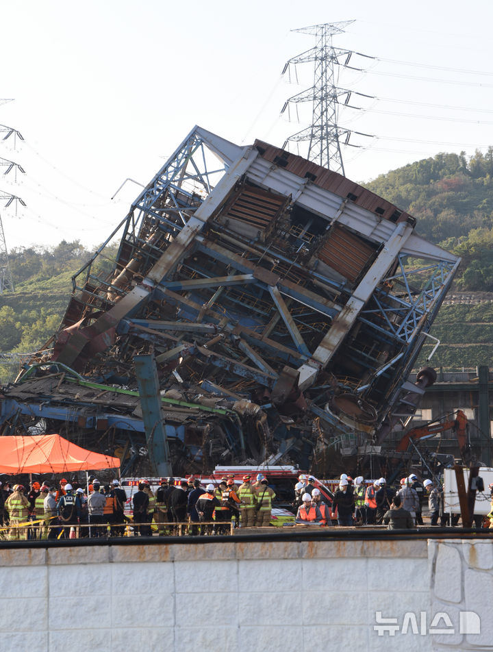 [울산=뉴시스] 배병수 기자 = 6일 오후 울산 남구 용잠동 한국동서발전 울산화력발전소에서 대형 구조물이 무너져 작업자 7명이 매몰되어 있다.2025.11.06.bbs@newsis.com.