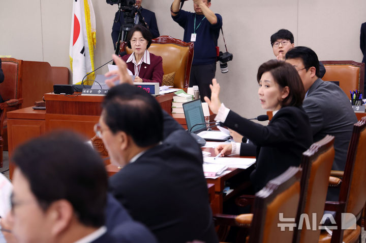 [서울=뉴시스] 김명년 기자 = 6일 서울 여의도 국회 법제사법위원회 전체회의에서 국민의힘 의원들이 반대 거수투표를 하고 있다. 2025.11.06. kmn@newsis.com