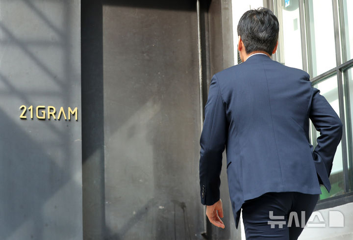 [서울=뉴시스] 김혜진 기자 = 김건희 여사를 둘러싼 여러 의혹을 수사하는 특별검사팀(특별검사 민중기)이 21그램 사무실 압수수색한 6일 서울 성동구 21그램 사무실로 수사관들이 들어서고 있다. 21그램은 김 여사가 운영했던 전시기획사인 코바나컨텐츠가 주회한 전시회를 후원하는 등 김 여사와 관계가 있는 업체로, 이후 대통령 관저 공사를 맡게 됐다. 김 여사와의 친분을 통해 관저 공사를 수주하게 된 것이 아니냐는 의혹이 일었다. 2025.11.06. jini@newsis.com